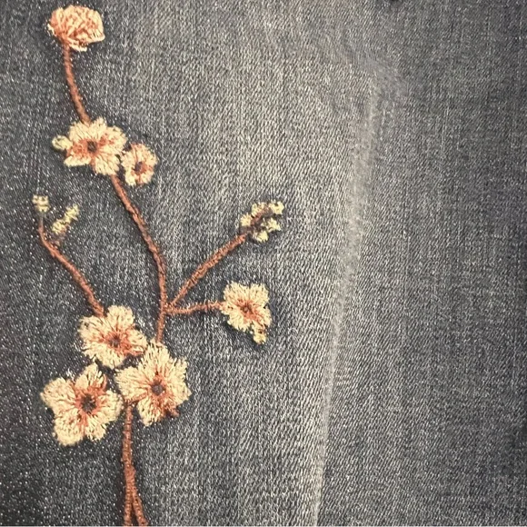 Maurice’s Floral Detail Crop Jeans EUC Size 22 - Picture 2 of 7